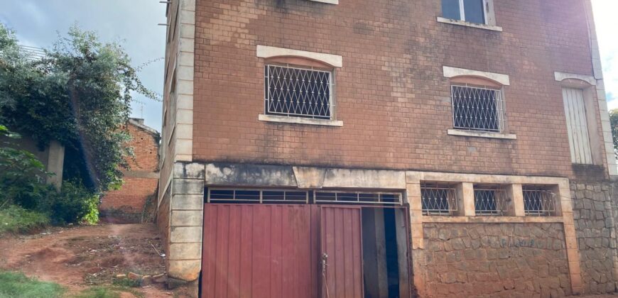 A vendre une villa T6 à terminer idéalement située dans un environnement calme à Amboanjobe