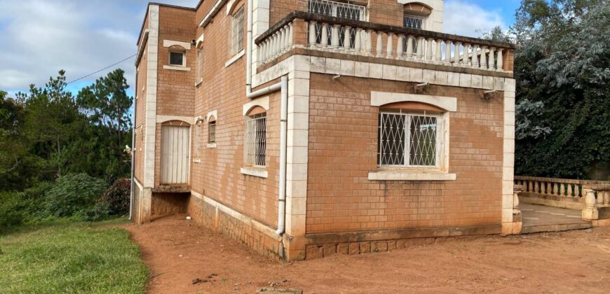 A vendre une villa T6 à terminer idéalement située dans un environnement calme à Amboanjobe