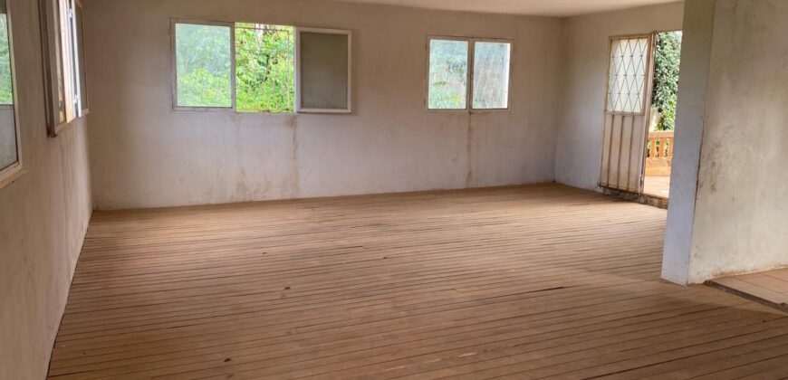 A vendre une villa T6 à terminer idéalement située dans un environnement calme à Amboanjobe