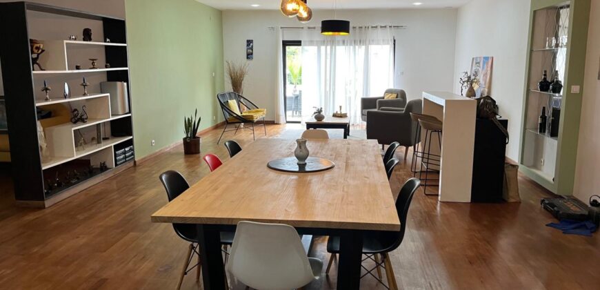 A louer un spacieux appartement T4 semi meublé situé à Ambolokandrina