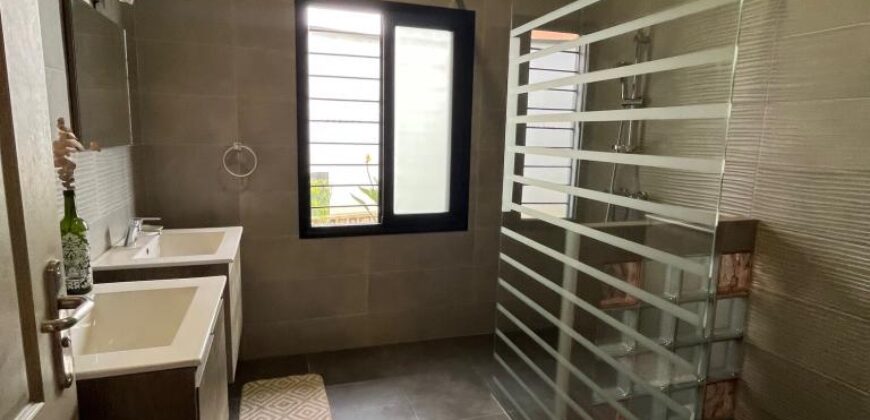 A louer un spacieux appartement T4 semi meublé situé à Ambolokandrina