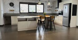 A louer un spacieux appartement T4 semi meublé situé à Ambolokandrina