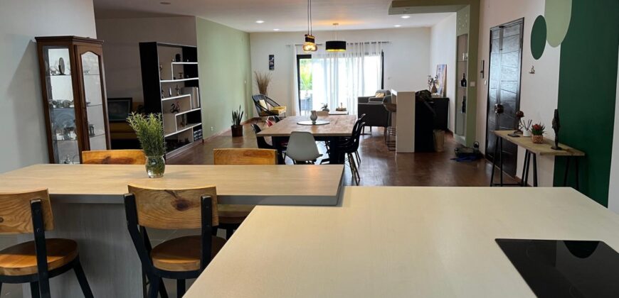 A louer un spacieux appartement T4 semi meublé situé à Ambolokandrina