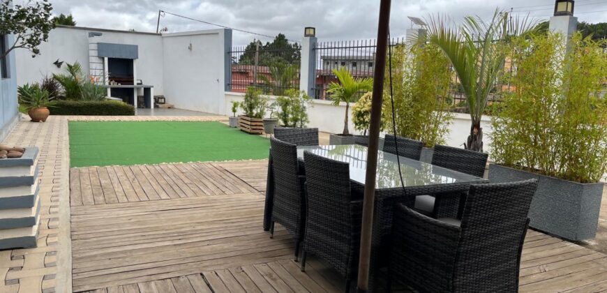A louer un spacieux appartement T4 semi meublé situé à Ambolokandrina