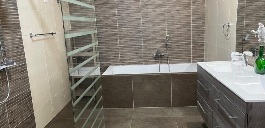 A louer un spacieux appartement T4 semi meublé situé à Ambolokandrina