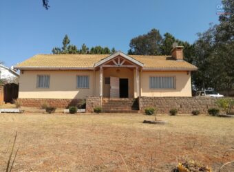 A vendre une villa T4 de plain pied sur un vaste terrain de 1155 m2 située à Alasora