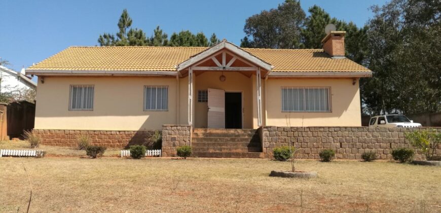 A vendre une villa T4 de plain pied sur un vaste terrain de 1155 m2 située à Alasora