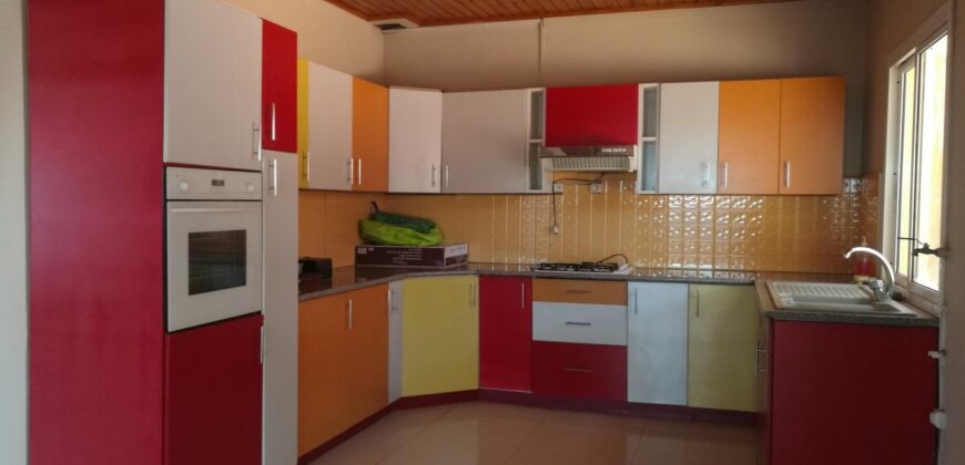 A vendre une villa T4 de plain pied sur un vaste terrain de 1155 m2 située à Alasora