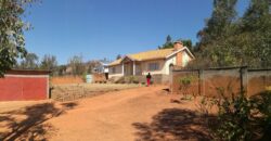 A vendre une villa T4 de plain pied sur un vaste terrain de 1155 m2 située à Alasora