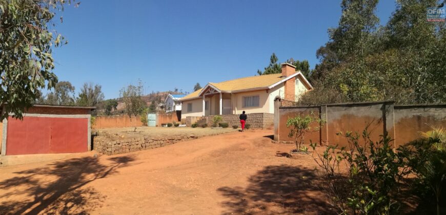 A vendre une villa T4 de plain pied sur un vaste terrain de 1155 m2 située à Alasora