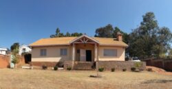 A vendre une villa T4 de plain pied sur un vaste terrain de 1155 m2 située à Alasora