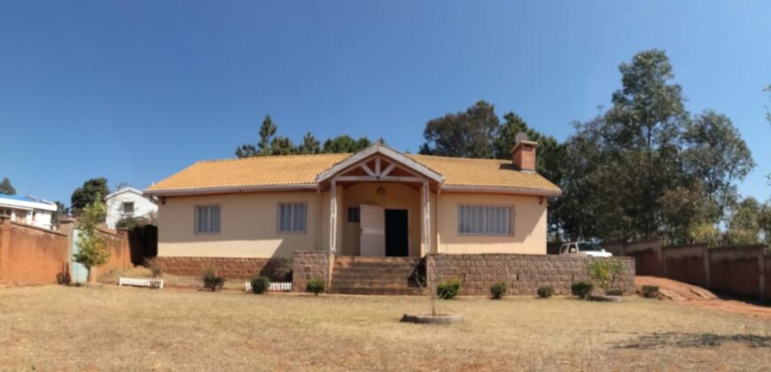 A vendre une villa T4 de plain pied sur un vaste terrain de 1155 m2 située à Alasora