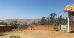 A vendre une villa T4 de plain pied sur un vaste terrain de 1155 m2 située à Alasora
