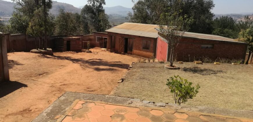 A vendre une villa T4 de plain pied sur un vaste terrain de 1155 m2 située à Alasora