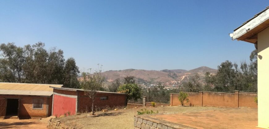A vendre une villa T4 de plain pied sur un vaste terrain de 1155 m2 située à Alasora