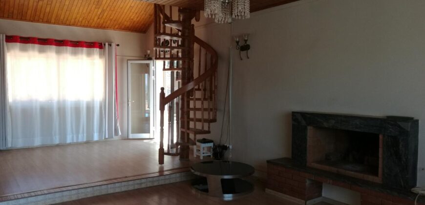 A vendre une villa T4 de plain pied sur un vaste terrain de 1155 m2 située à Alasora