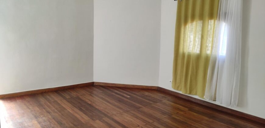 A louer une charmante villa T5 meublée située dans une résidence sécurisée 24/24 à Ivato