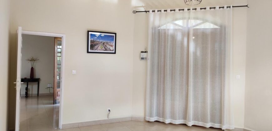 A louer une charmante villa T5 meublée située dans une résidence sécurisée 24/24 à Ivato