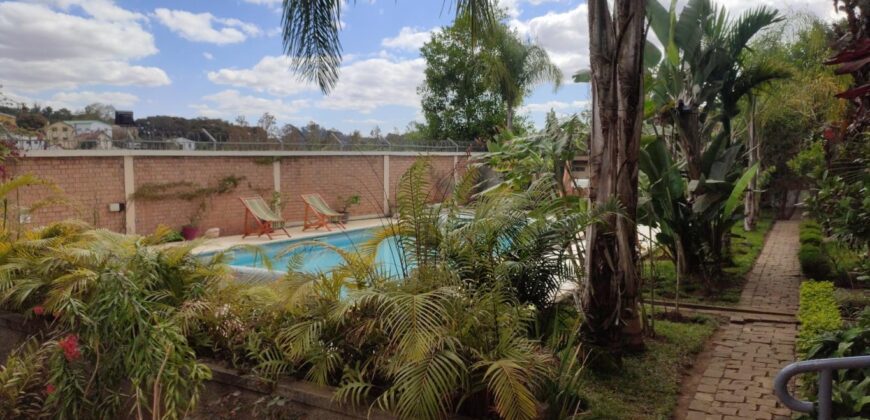 A louer une charmante villa T5 meublée située dans une résidence sécurisée 24/24 à Ivato