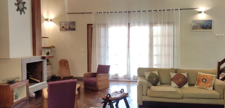 A louer une charmante villa T5 meublée située dans une résidence sécurisée 24/24 à Ivato
