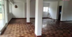 A louer une grande villa F5 à étage sur un terrain d’environ 2000 m2 située dans un lotissement calme à Ivandry
