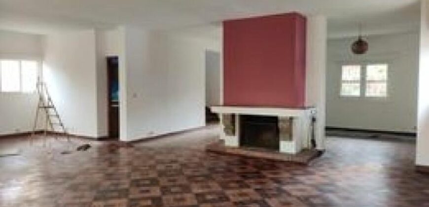 A louer une grande villa F5 à étage sur un terrain d’environ 2000 m2 située dans un lotissement calme à Ivandry