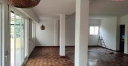 A louer une grande villa F5 à étage sur un terrain d’environ 2000 m2 située dans un lotissement calme à Ivandry
