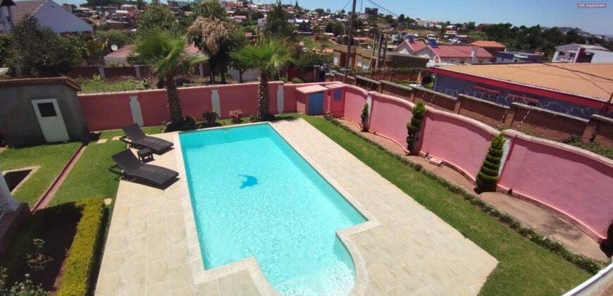 A vendre villa T4 avec piscine située dans un quartier calme Ilaivola