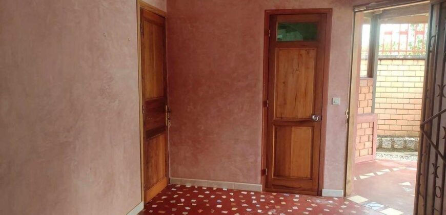 A vendre une villa T4 de plain pied située dans un quartier paisible à Ambohimalaza
