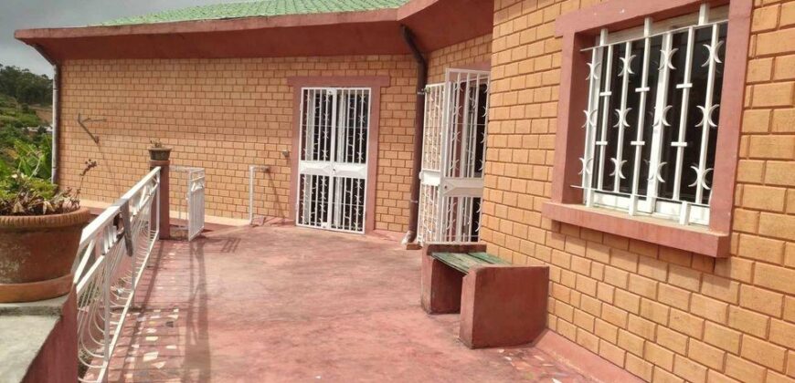 A vendre une villa T4 de plain pied située dans un quartier paisible à Ambohimalaza