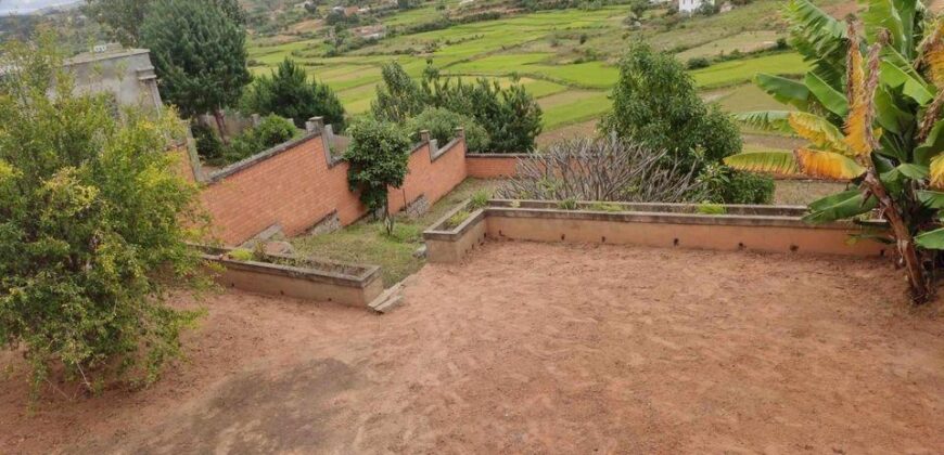 A vendre une villa T4 de plain pied située dans un quartier paisible à Ambohimalaza