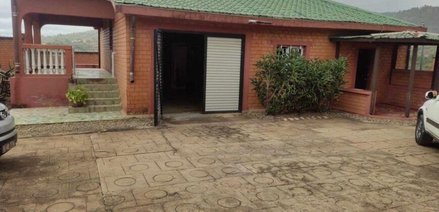 A vendre une villa T4 de plain pied située dans un quartier paisible à Ambohimalaza