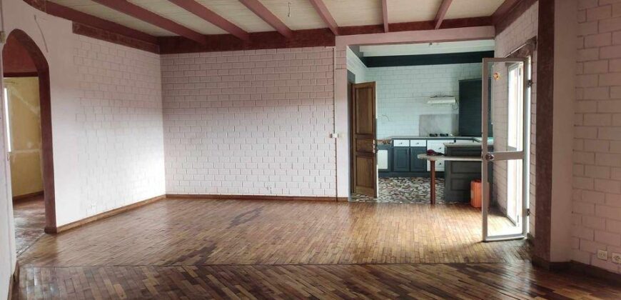 A vendre une villa T4 de plain pied située dans un quartier paisible à Ambohimalaza