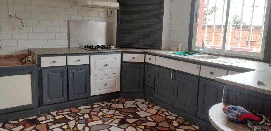 A vendre une villa T4 de plain pied située dans un quartier paisible à Ambohimalaza