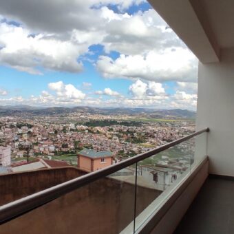 A vendre un appartement de 90 m2 situé dans un quartier calme de la Haute Ville