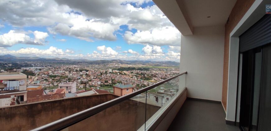 A vendre un appartement de 90 m2 situé dans un quartier calme de la Haute Ville