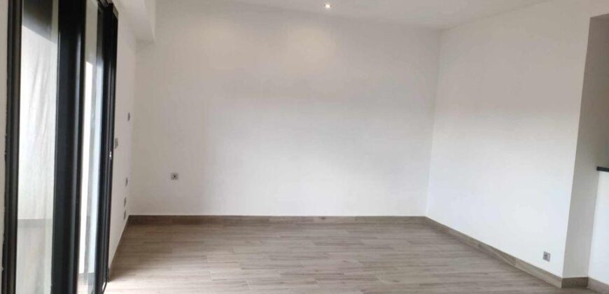 A vendre un appartement de 90 m2 situé dans un quartier calme de la Haute Ville