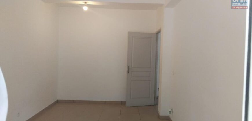 A louer un agréable appartement T3 sécurisé situé dans un quartier calme à Ivandry