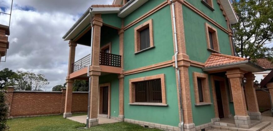 A louer une villa T4 située dans un quartier résidentiel à Ankorondrano