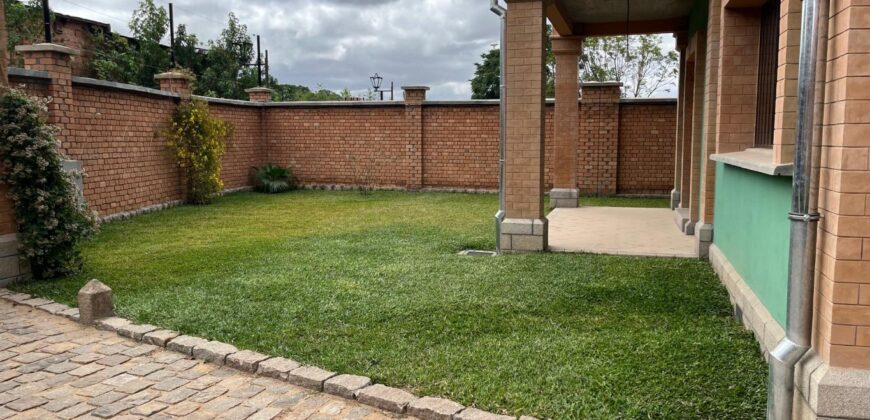 A louer une villa T4 située dans un quartier résidentiel à Ankorondrano