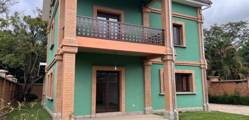 A louer une villa T4 située dans un quartier résidentiel à Ankorondrano