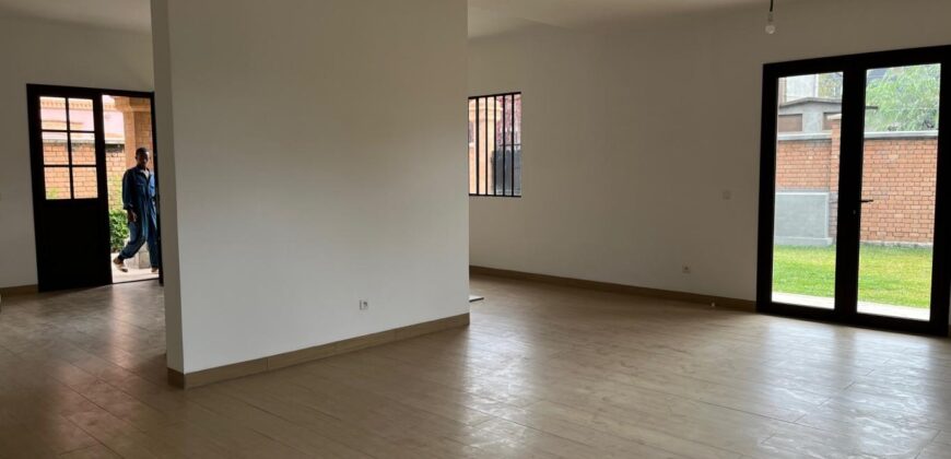 A louer une villa T4 située dans un quartier résidentiel à Ankorondrano
