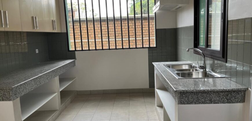 A louer une villa T4 située dans un quartier résidentiel à Ankorondrano