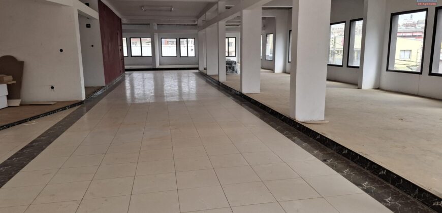 En location des locaux commerciaux de 12 m2 chacun situés en bord de route à Andravoahangy