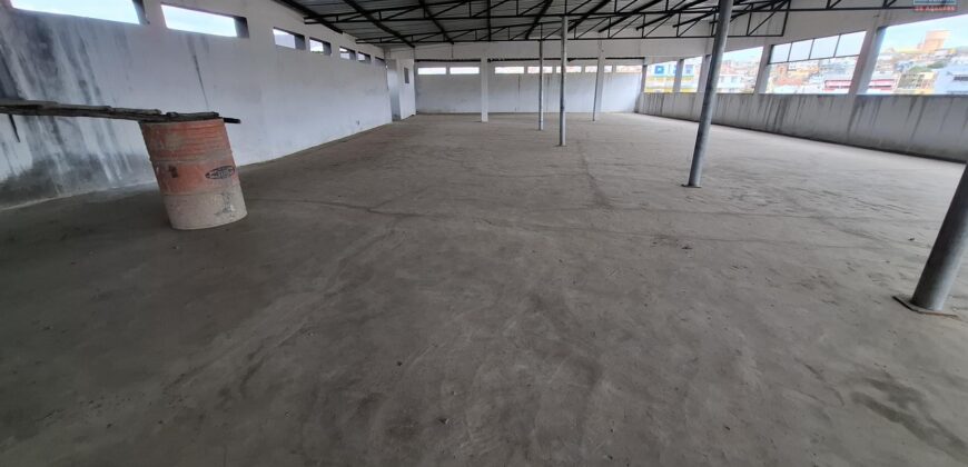A louer un entrepôt de 495 m2 situé en bord de route à Andravoahangy