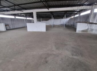A louer un entrepôt de 495 m2 situé en bord de route à Andravoahangy