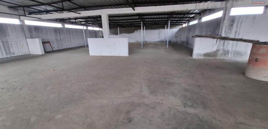 A louer un entrepôt de 495 m2 situé en bord de route à Andravoahangy