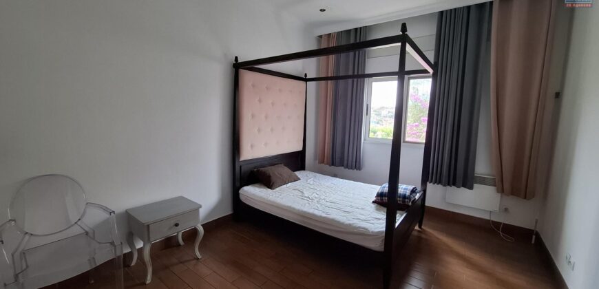 A louer un agréable appartement T4 en duplex situé à 5 minutes d’Ivandry au sein d’une résidence sécurisée