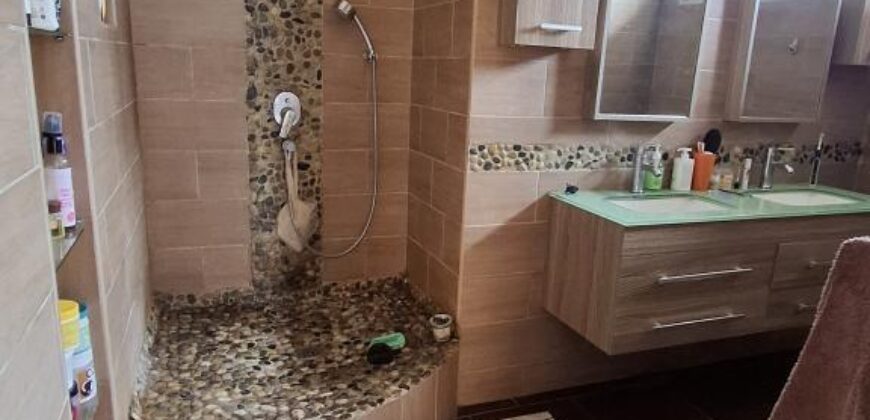 A louer un agréable appartement T4 en duplex situé à 5 minutes d’Ivandry au sein d’une résidence sécurisée