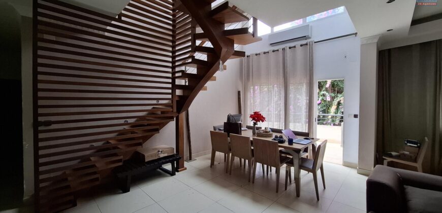 A louer un agréable appartement T4 en duplex situé à 5 minutes d’Ivandry au sein d’une résidence sécurisée